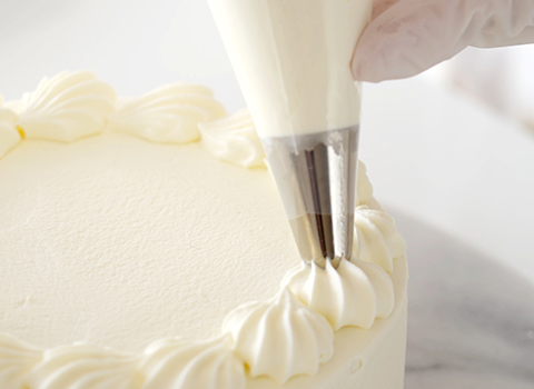 ケーキ生地にクリームを乗せる様子