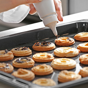 スイーツを作っている様子