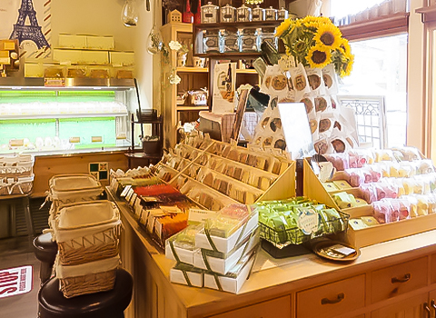 店頭の内装とスイーツの陳列